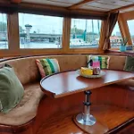Motorjacht At Ease Botel