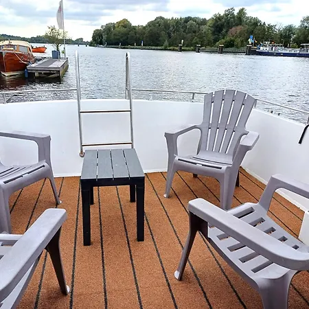 Botel Motorjacht At Ease *