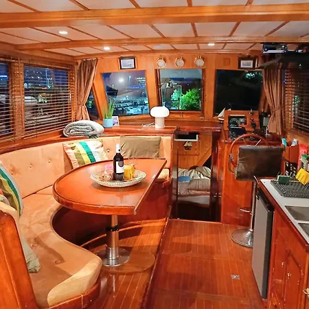 Motorjacht At Ease Botel *