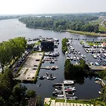 Motorjacht At Ease *