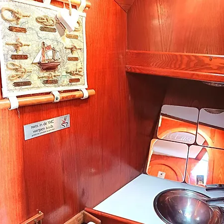 Motorjacht At Ease Ботель Амстердам