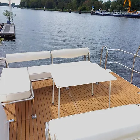 Motorjacht At Ease Bateau-hôtel *