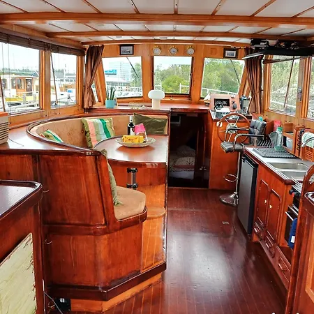 Motorjacht At Ease