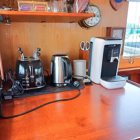 Motorjacht At Ease Bateau-hôtel