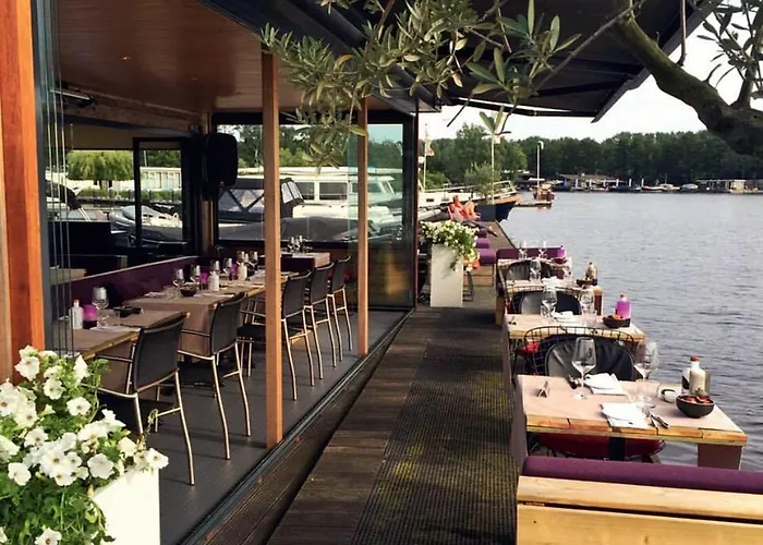 Botel Motorjacht At Ease Amsterdam