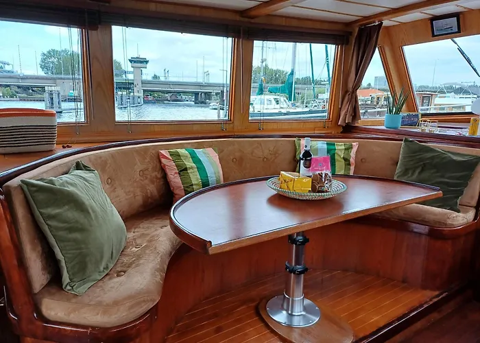 Motorjacht At Ease Botel