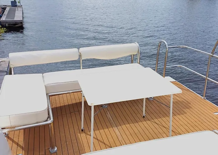 Motorjacht At Ease Botel *