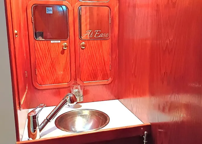 Motorjacht At Ease Botel