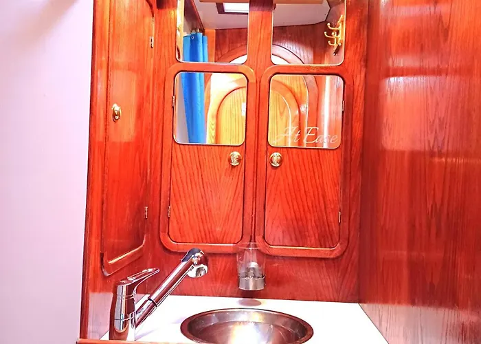 Motorjacht At Ease Botel *