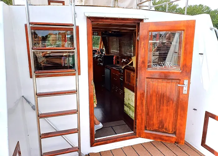 Motorjacht At Ease Botel