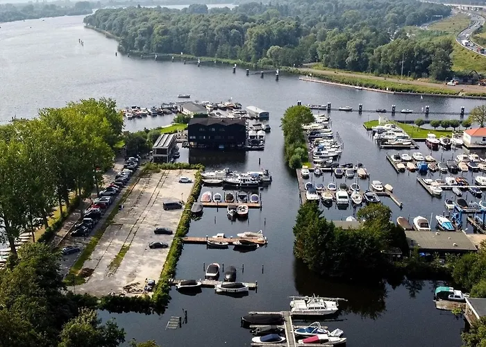 Motorjacht At Ease *