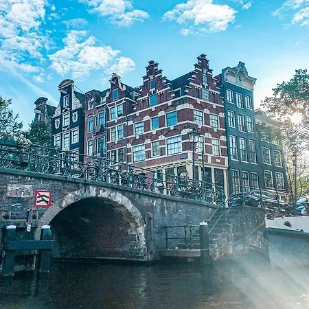 Motorjacht At Ease *