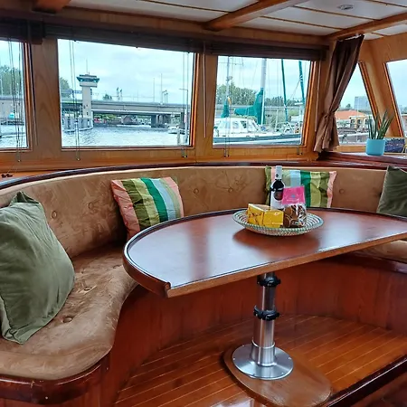 Motorjacht At Ease 船上ホテル