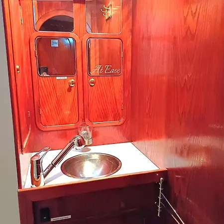 Motorjacht At Ease 船上ホテル