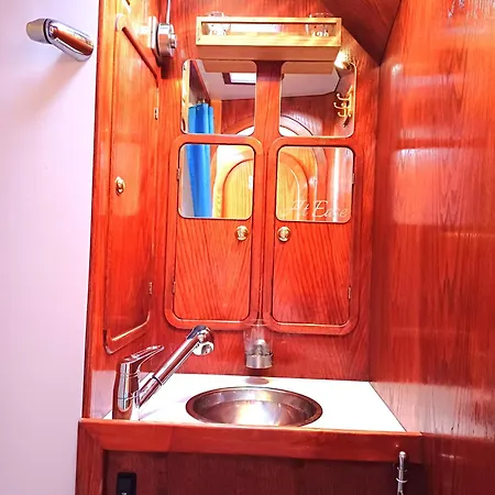 Motorjacht At Ease 船上ホテル *