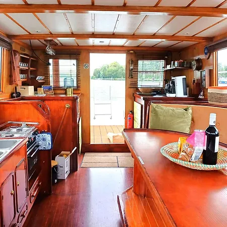 Motorjacht At Ease アムステルダム