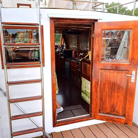 Motorjacht At Ease 船上ホテル