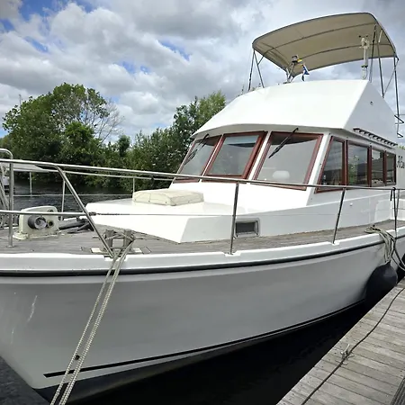 Motorjacht At Ease *